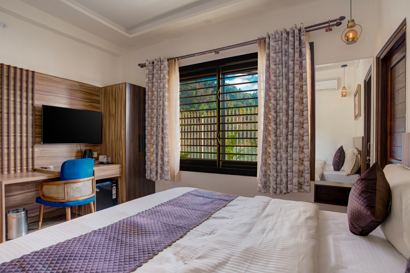 Executive River View Room interior with king bed, private balcony and wide Ganges outlook — Sharnam on the Ganges, Rishikesh