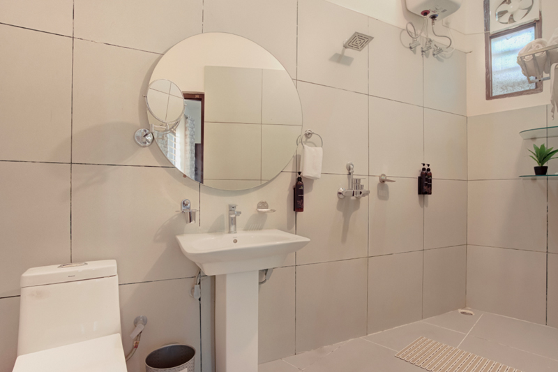 Marble-finish en-suite bathroom with rainfall shower fitting — Sharnam on the Ganges, Rishikesh